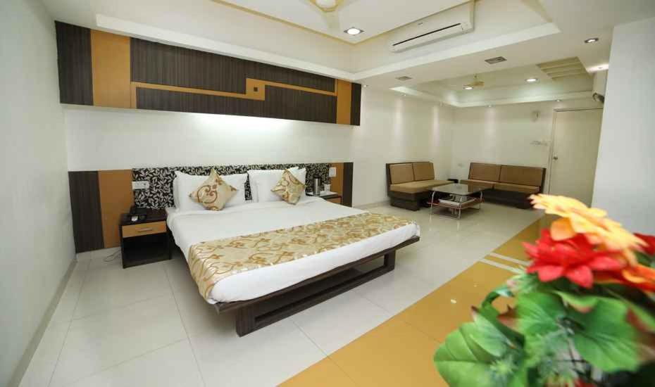 Hotel Grand Suites Indore Buitenkant foto