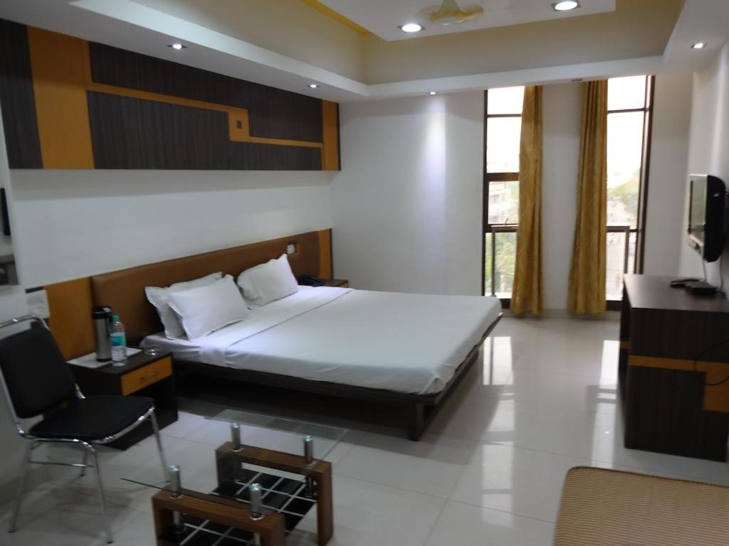 Hotel Grand Suites Indore Buitenkant foto