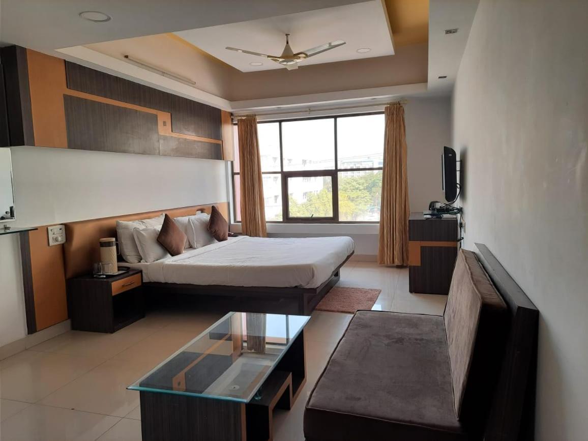 Hotel Grand Suites Indore Buitenkant foto