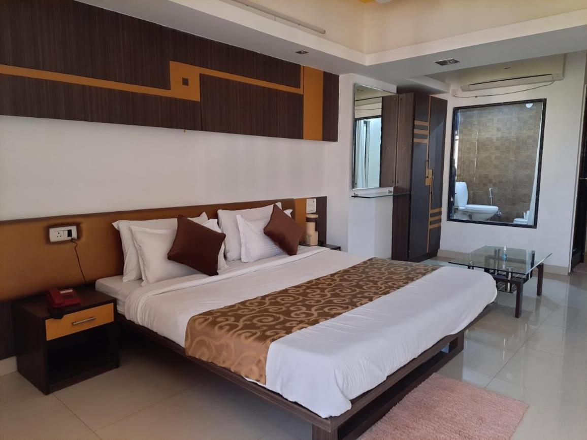 Hotel Grand Suites Indore Buitenkant foto